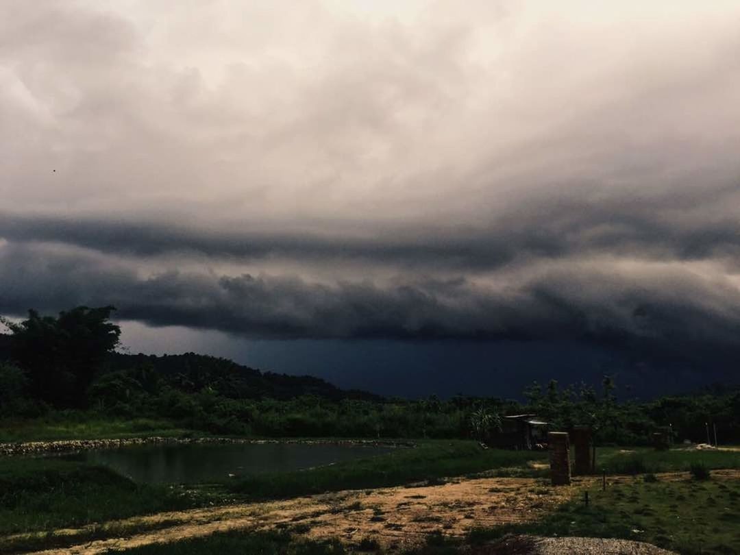 SCENIC VIEW OF STORM CLOUDS OVER SEA