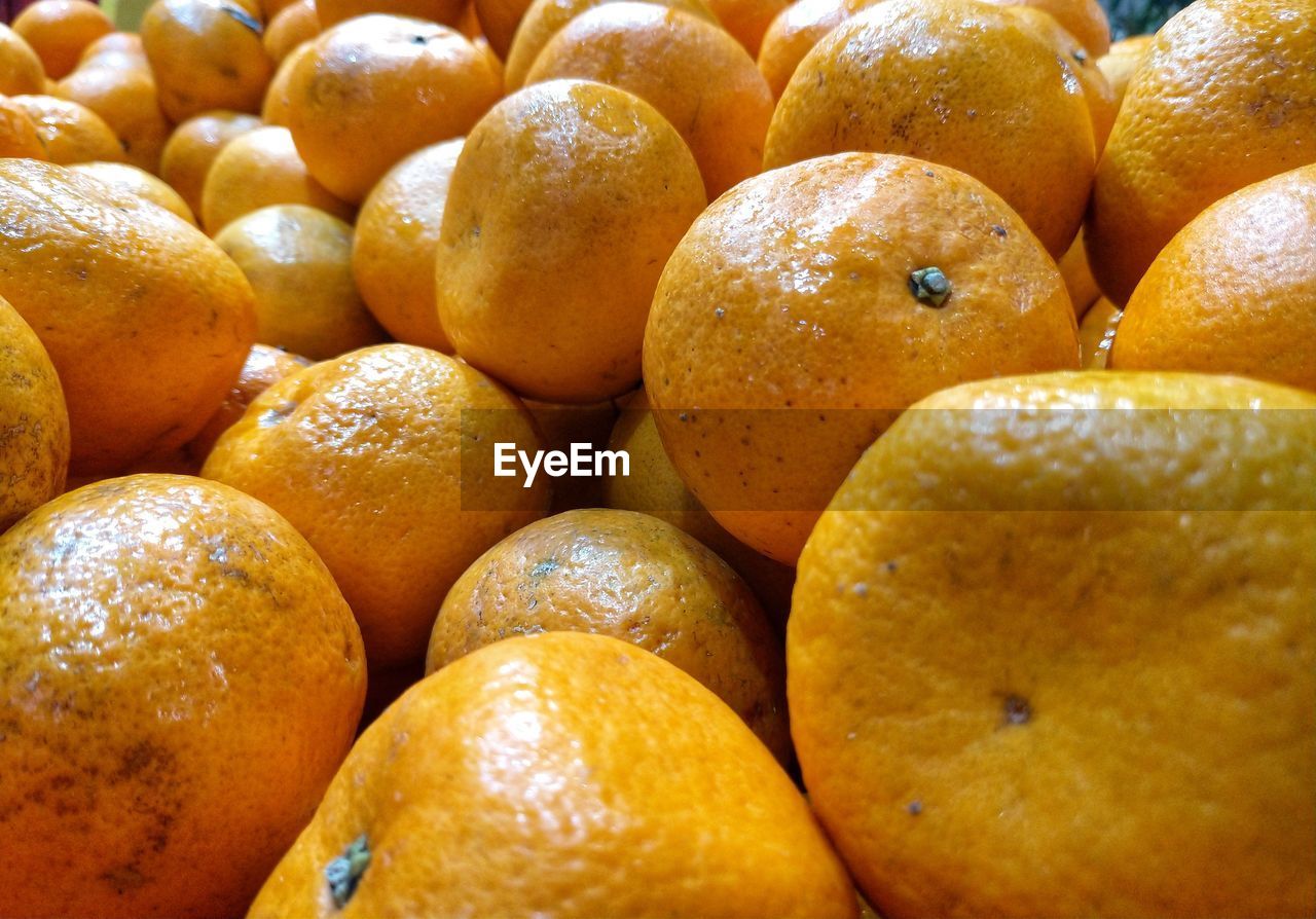 FULL FRAME SHOT OF ORANGE FRUITS IN MARKET