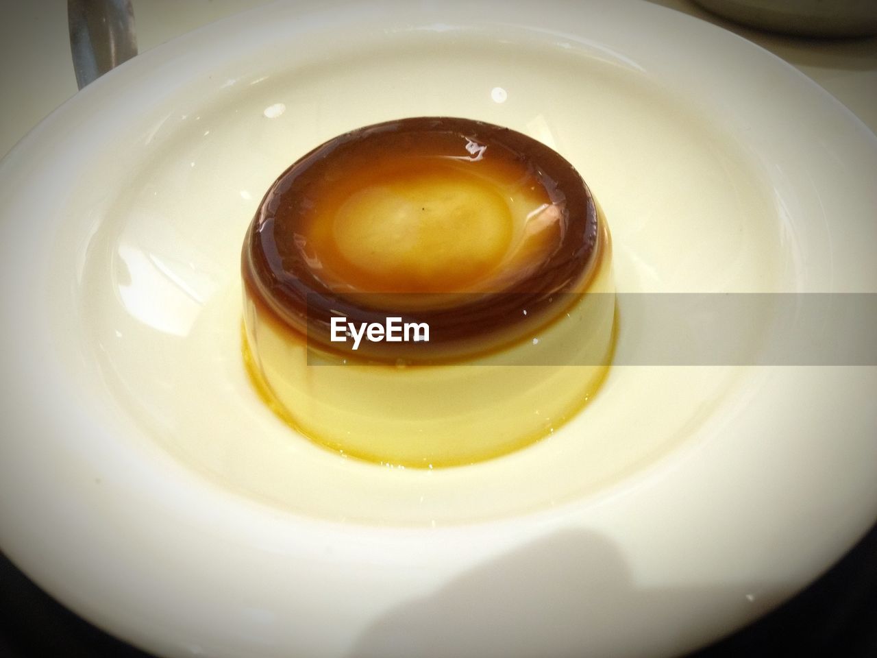 HIGH ANGLE VIEW OF COFFEE IN PLATE