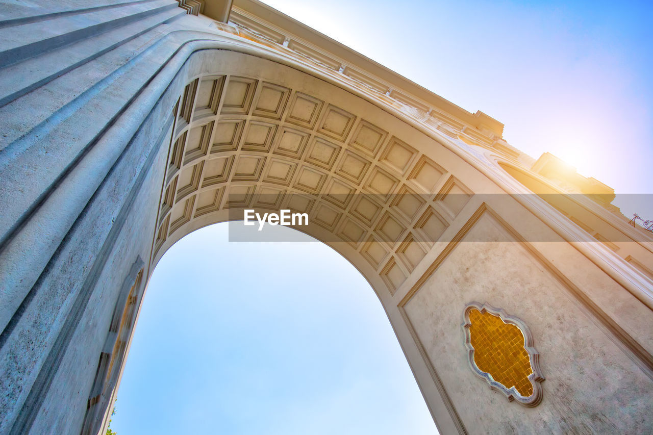 LOW ANGLE VIEW OF MONUMENT AGAINST SKY