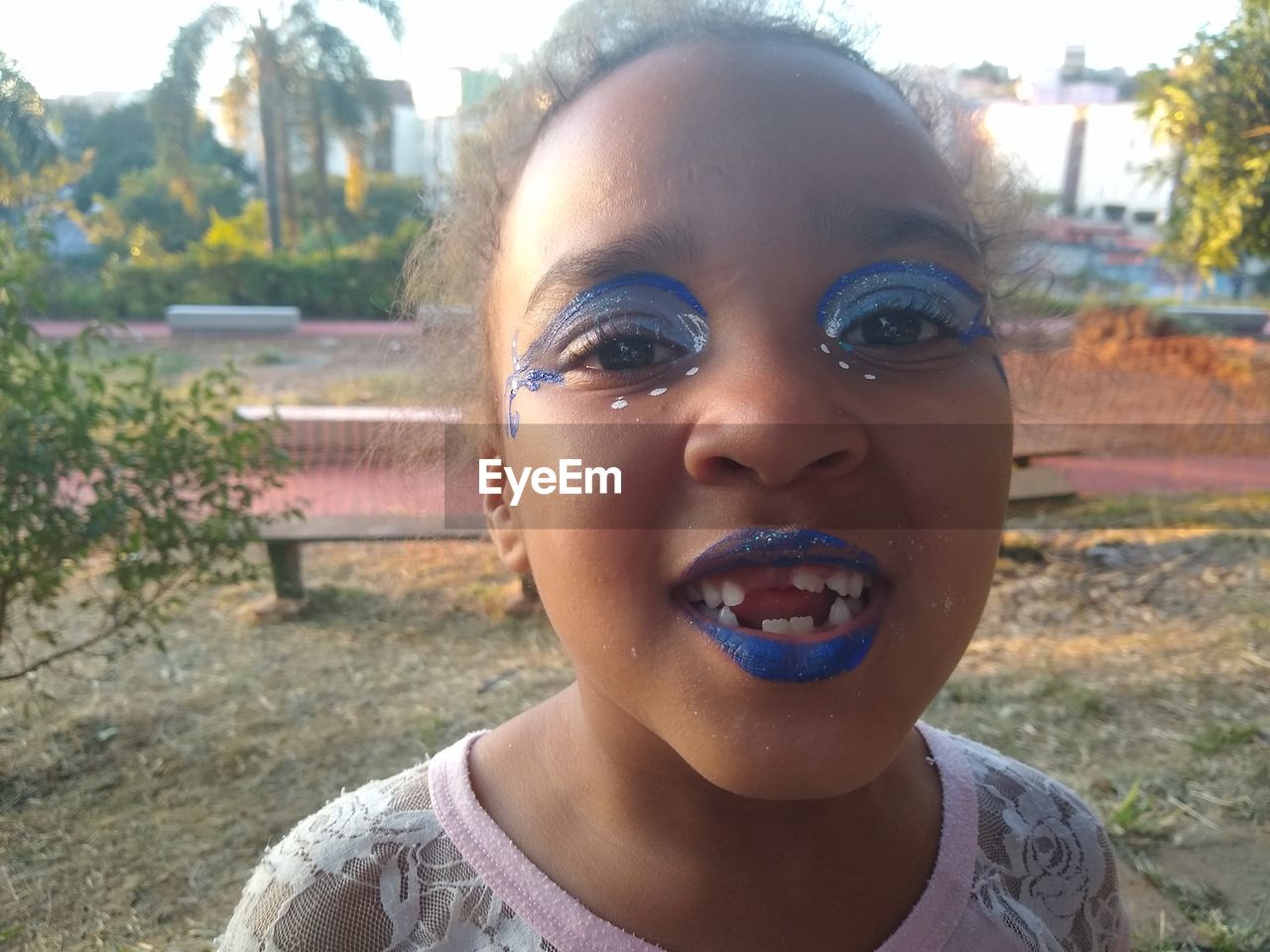 CLOSE-UP PORTRAIT OF A GIRL IN A PARK