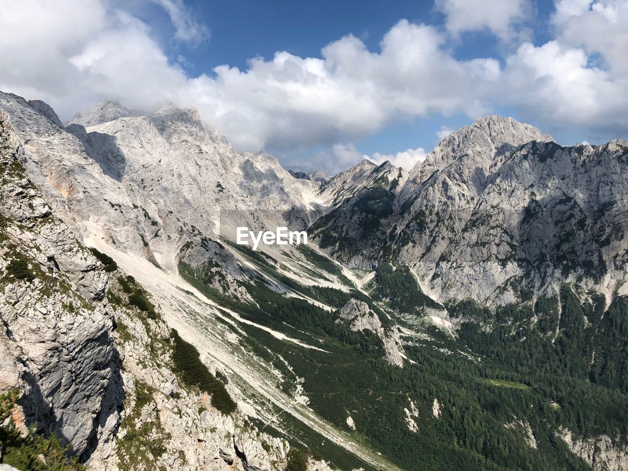 SCENIC VIEW OF MOUNTAIN RANGE AGAINST CLOUDY SKY