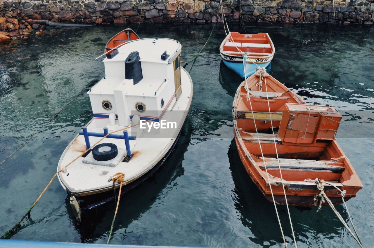 HIGH ANGLE VIEW OF BOATS MOORED ON WATER