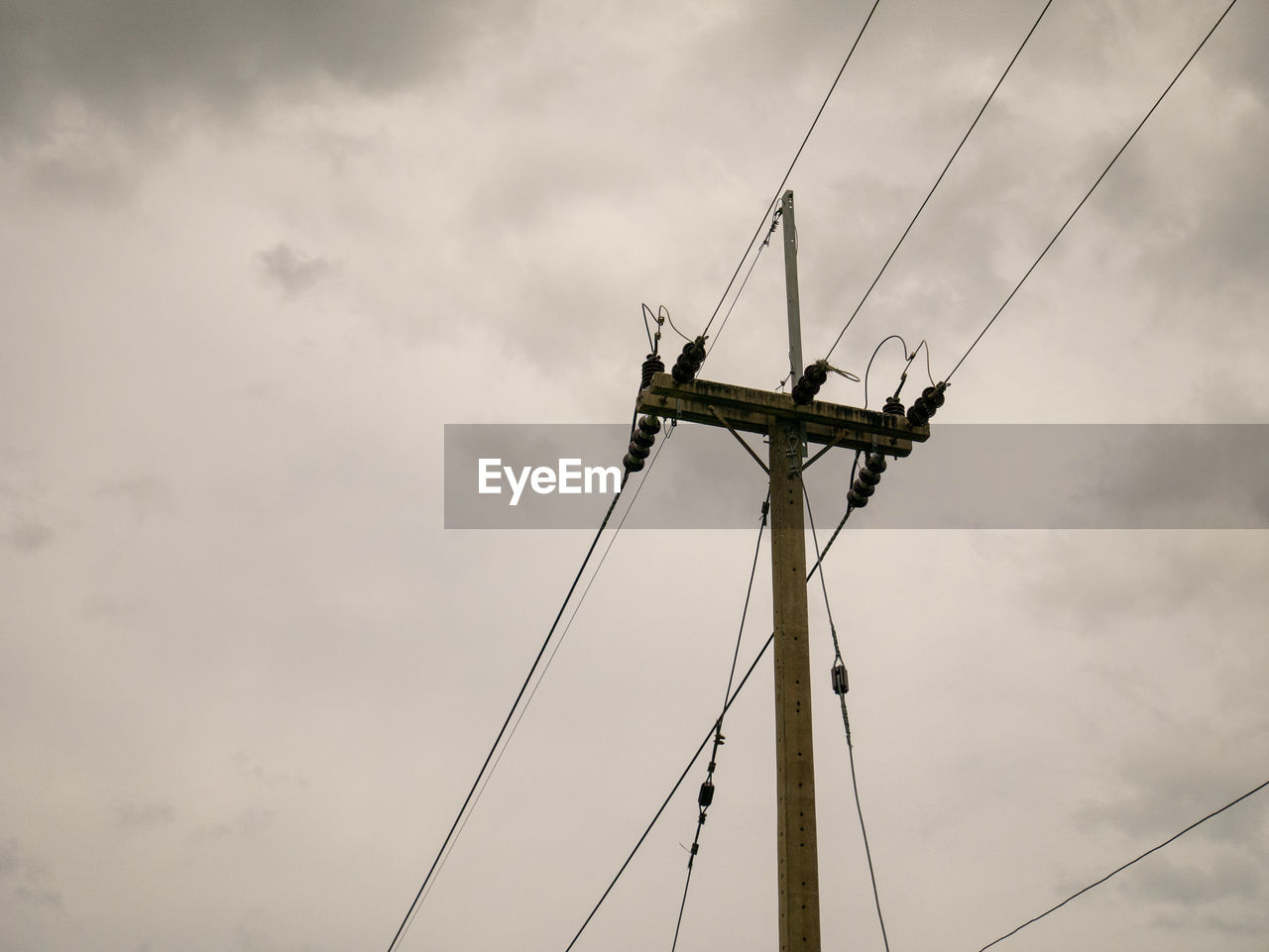 LOW ANGLE VIEW OF CRANES AGAINST SKY