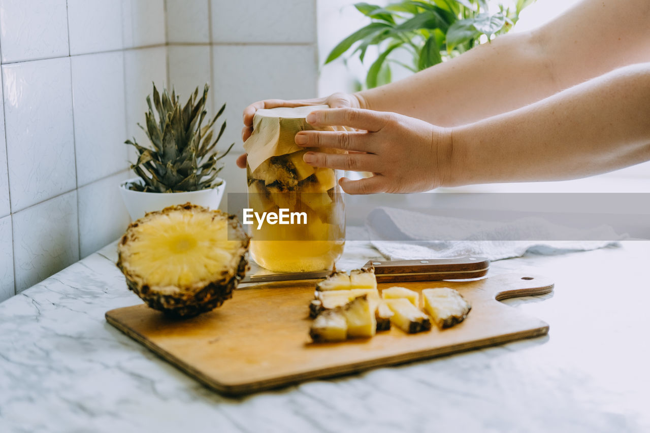 MIDSECTION OF WOMAN HAVING FOOD