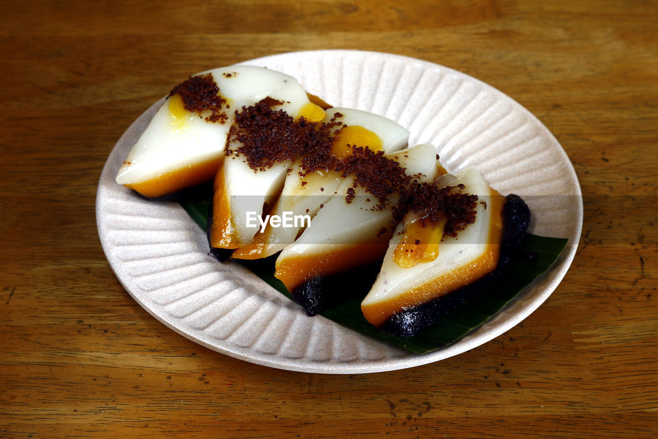 HIGH ANGLE VIEW OF DESSERT IN PLATE