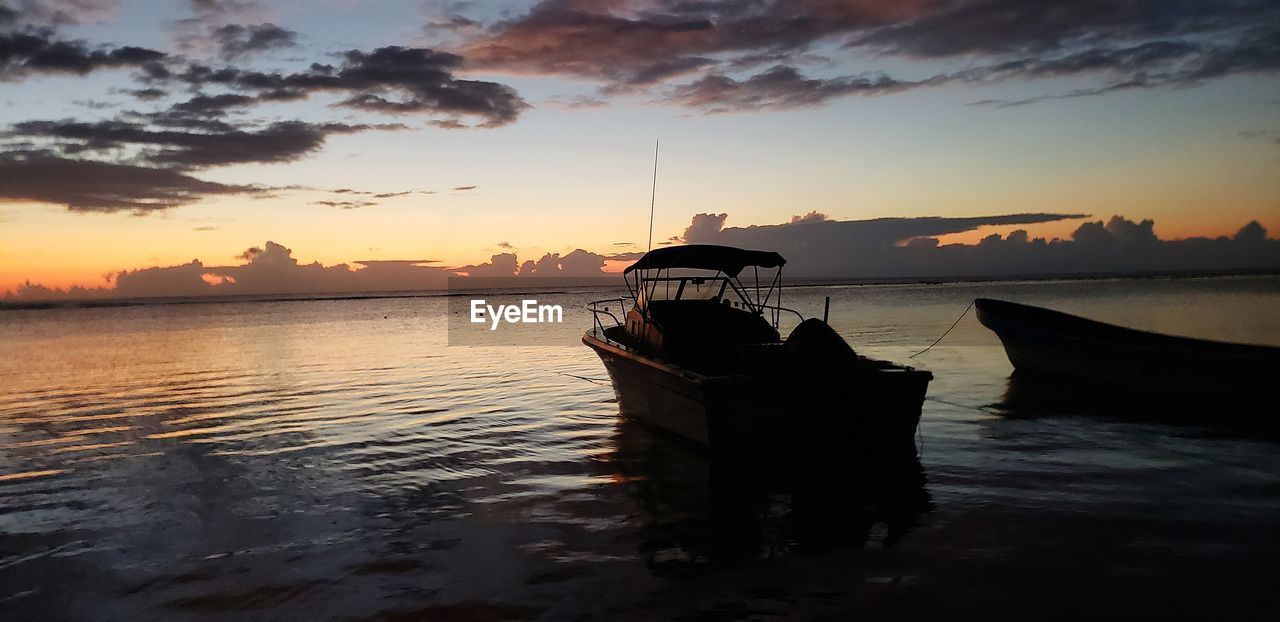 SILHOUETTE BOAT ON SEA AGAINST SKY DURING SUNSET