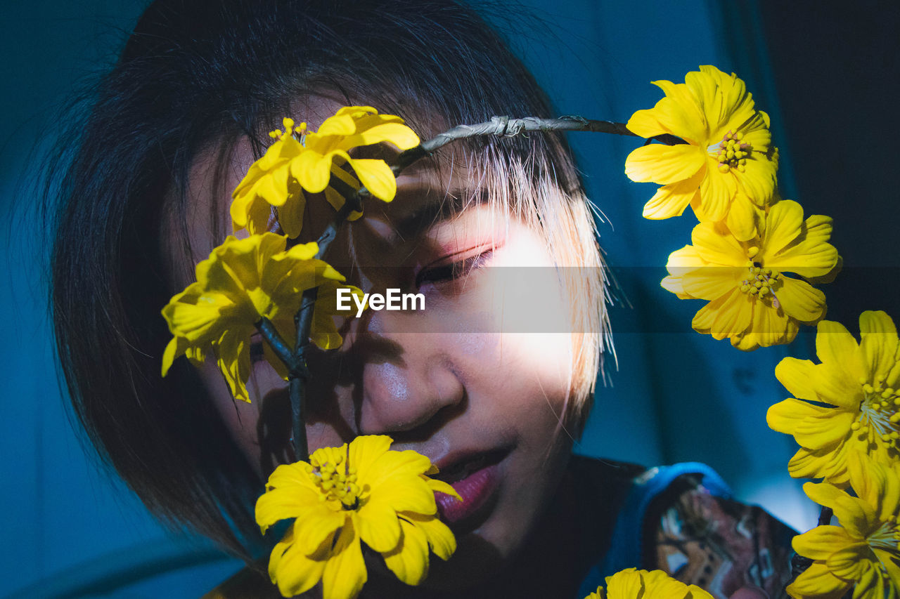 CLOSE-UP PORTRAIT OF YELLOW FLOWERING PLANT IN SUNLIGHT