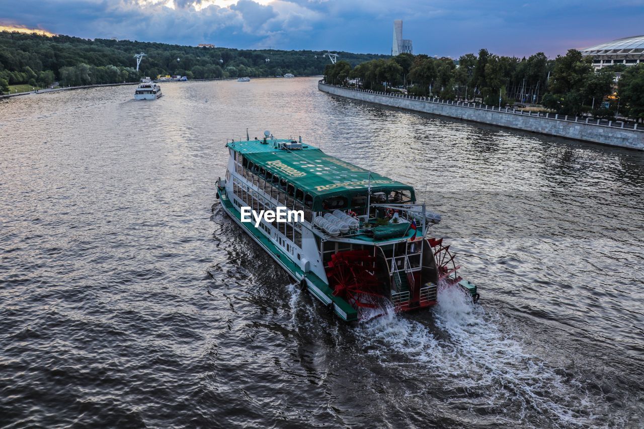 HIGH ANGLE VIEW OF BOAT SAILING IN RIVER