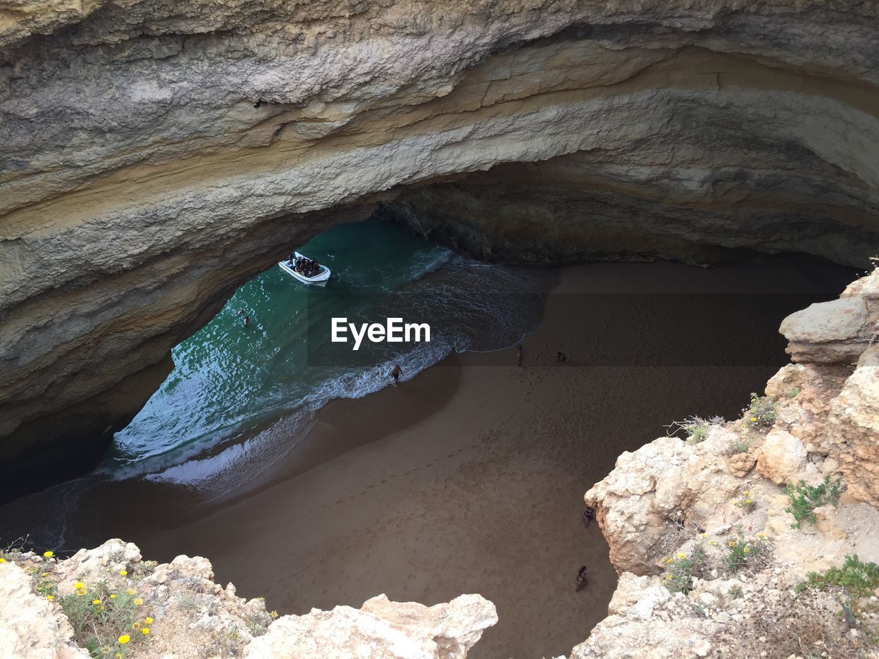 HIGH ANGLE VIEW OF ROCK FORMATIONS ON SEA