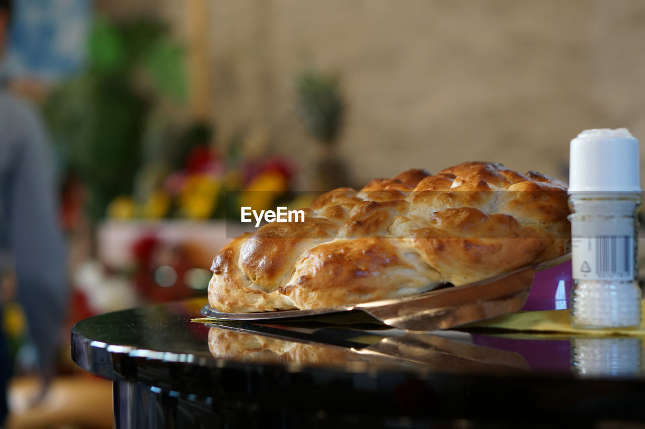 CLOSE-UP OF BREAD IN PLATE