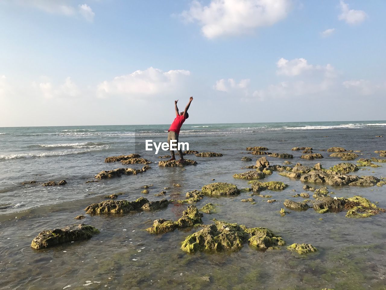 FULL LENGTH OF WOMAN ON BEACH