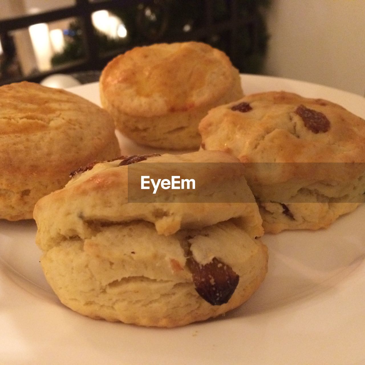 CLOSE-UP OF BREAD