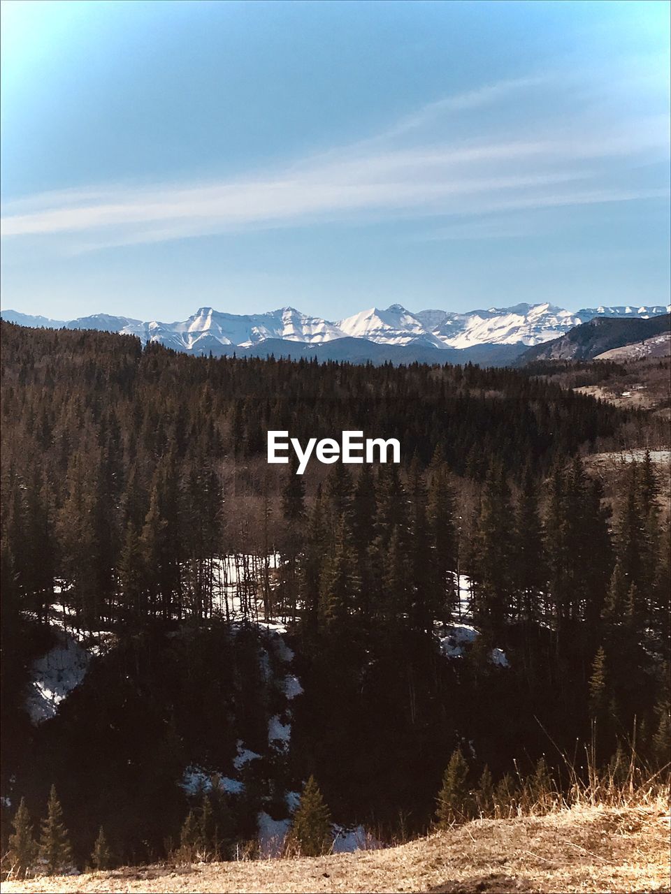 SCENIC VIEW OF LAKE BY SNOWCAPPED MOUNTAINS AGAINST SKY