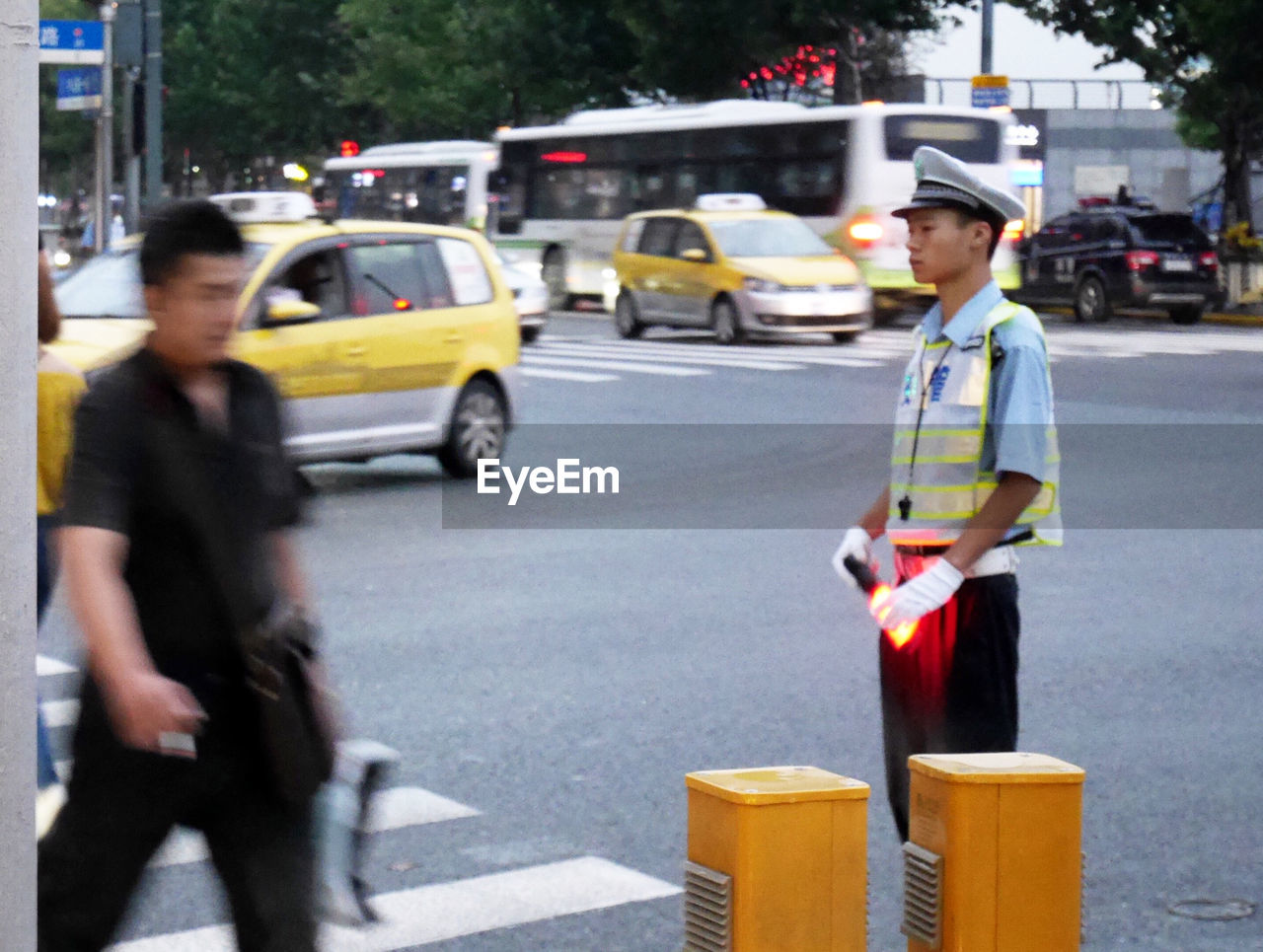 SIDE VIEW OF MAN WORKING ON STREET AT ROADSIDE