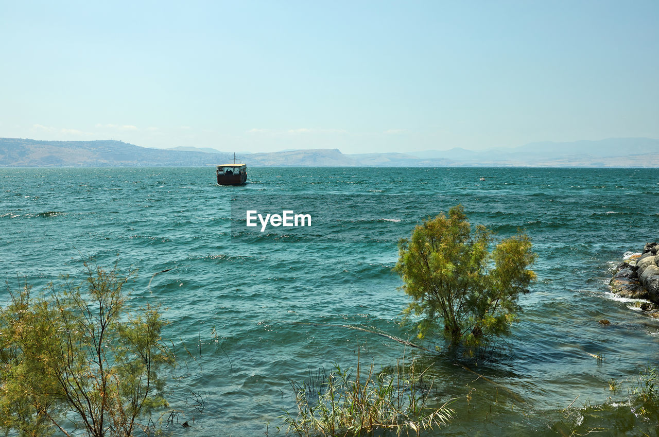 SAILBOAT ON SEA AGAINST CLEAR SKY