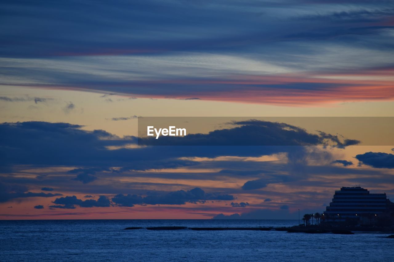 SCENIC VIEW OF SEA AGAINST SUNSET SKY