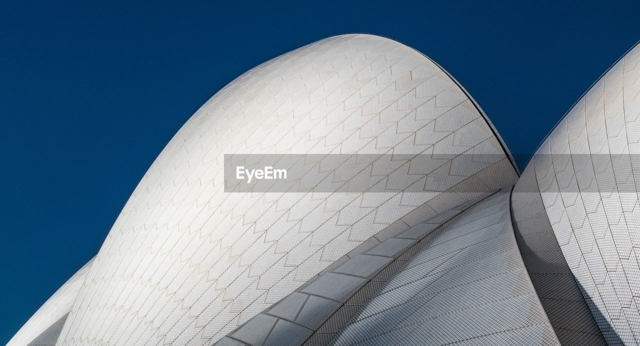 LOW ANGLE VIEW OF MODERN BUILDING AGAINST SKY