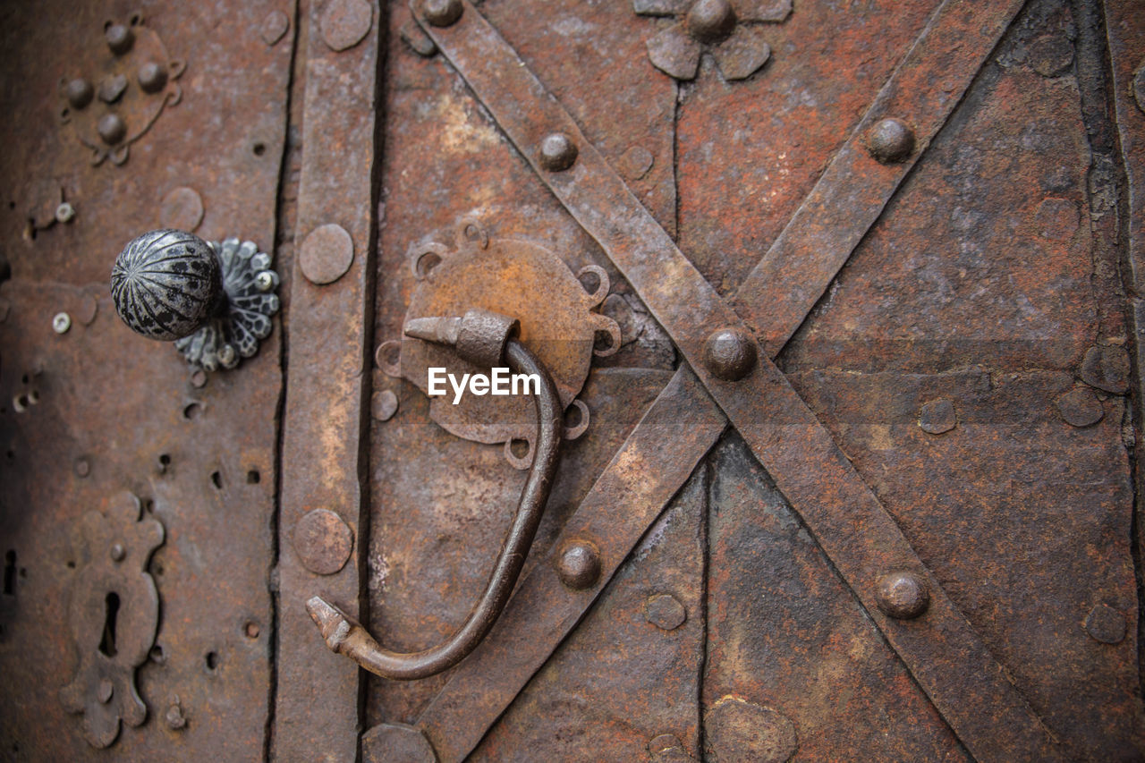 CLOSE-UP OF RUSTY WOOD ON WOODEN SURFACE