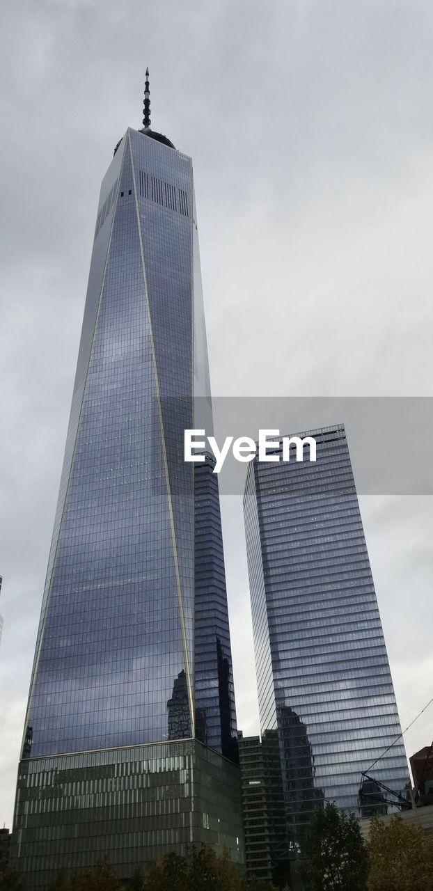 LOW ANGLE VIEW OF MODERN BUILDING AGAINST SKY