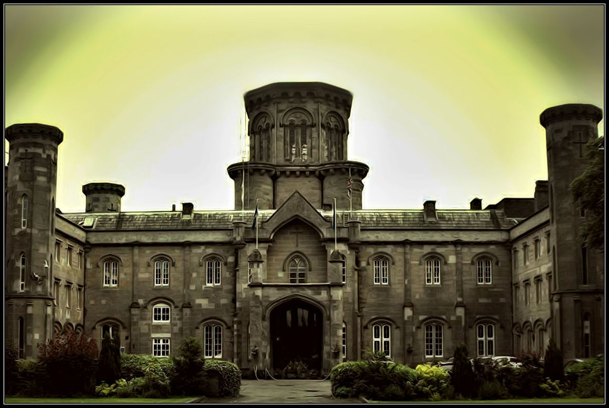 VIEW OF HISTORIC BUILDING AGAINST SKY