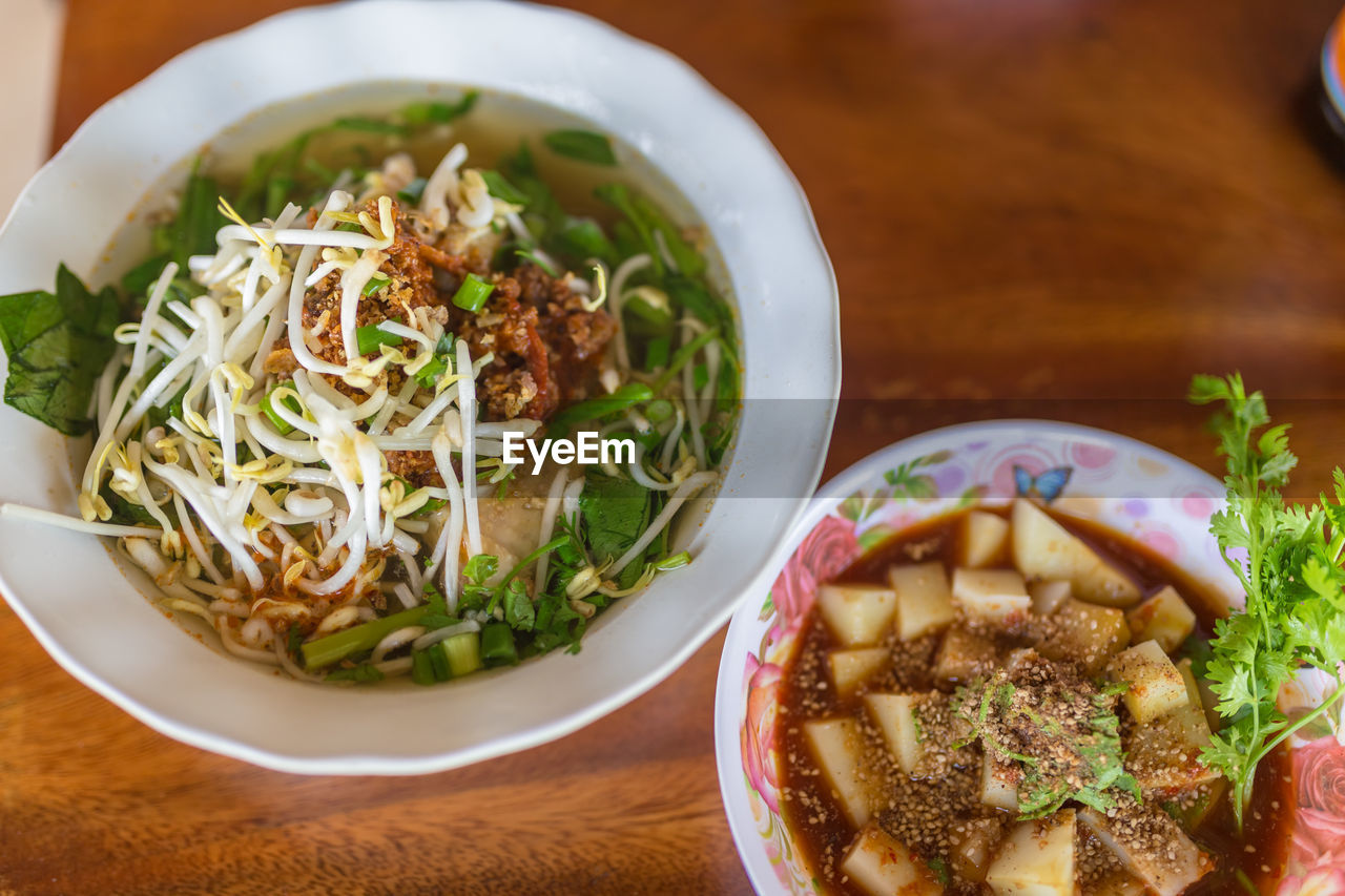 HIGH ANGLE VIEW OF FOOD IN BOWL