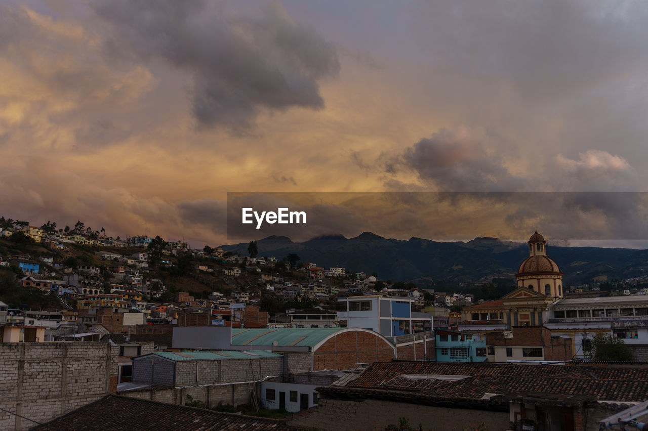 HIGH ANGLE SHOT OF TOWNSCAPE AGAINST SKY