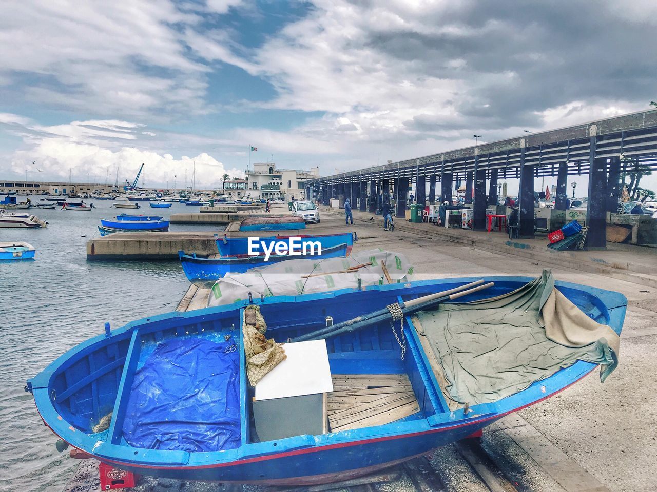 BOATS MOORED IN SEA AGAINST SKY