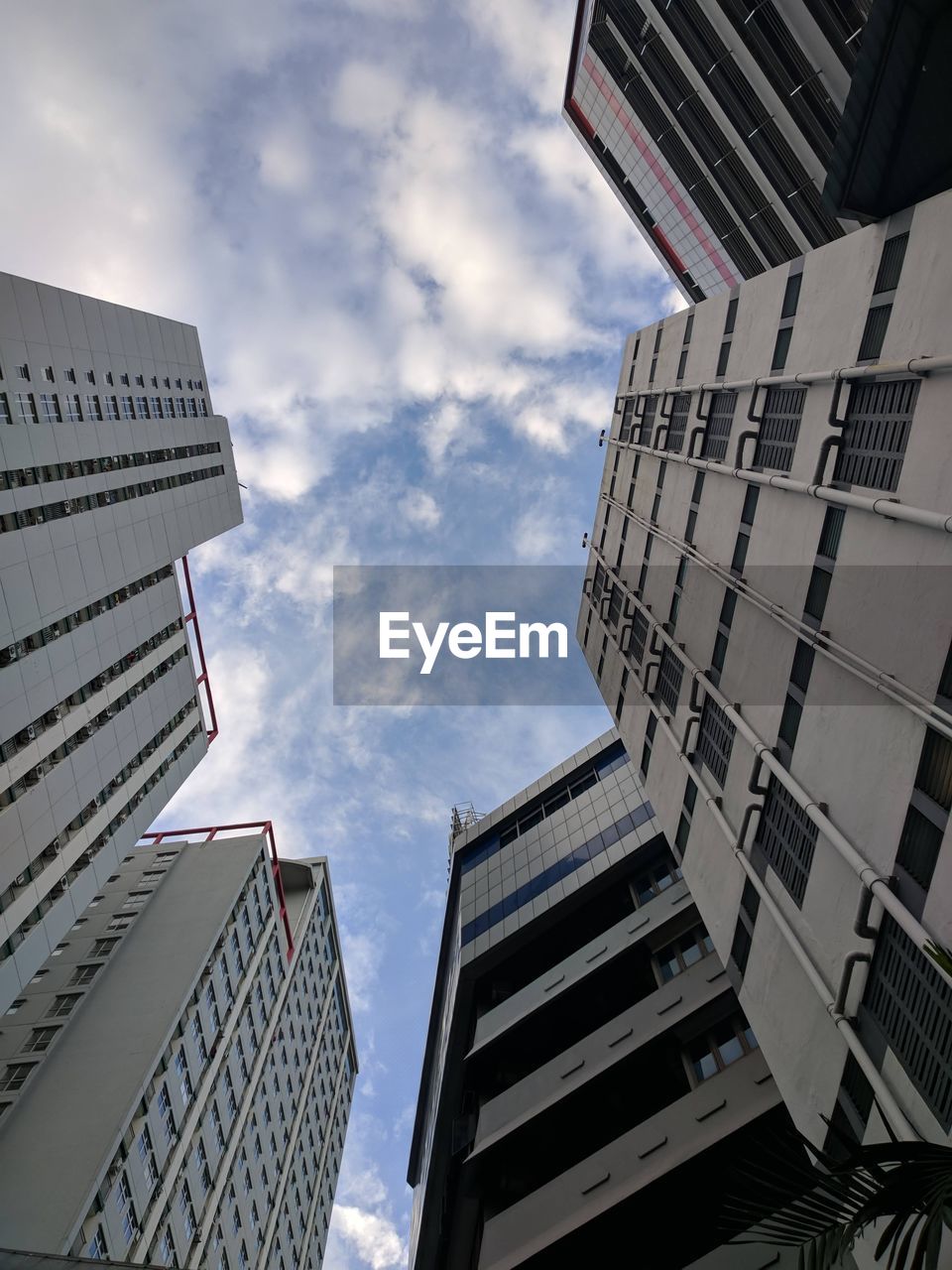 LOW ANGLE VIEW OF SKYSCRAPERS AGAINST SKY