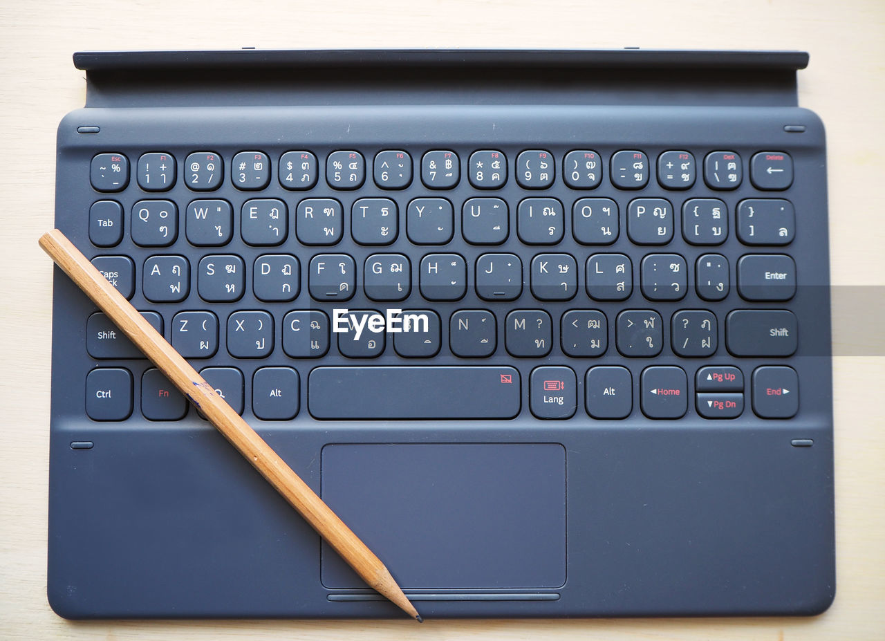 HIGH ANGLE VIEW OF COMPUTER KEYBOARD ON LAPTOP