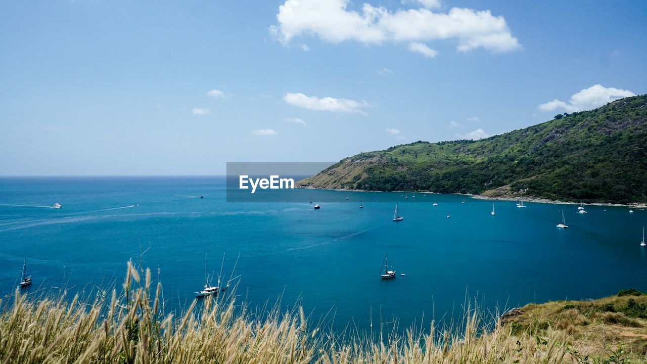 SAILBOATS ON SEA AGAINST SKY