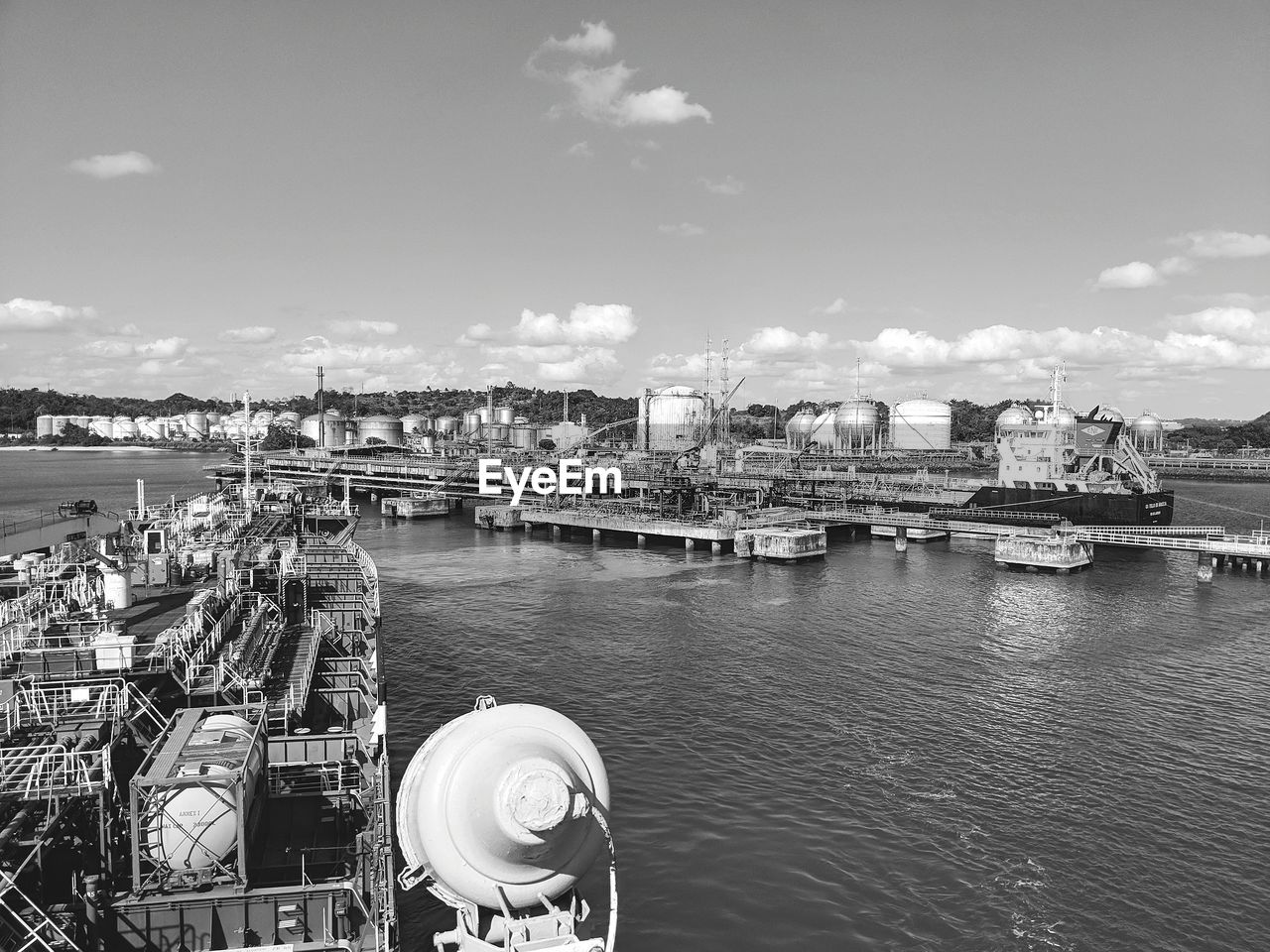 HIGH ANGLE VIEW OF BRIDGE OVER RIVER IN CITY AGAINST SKY