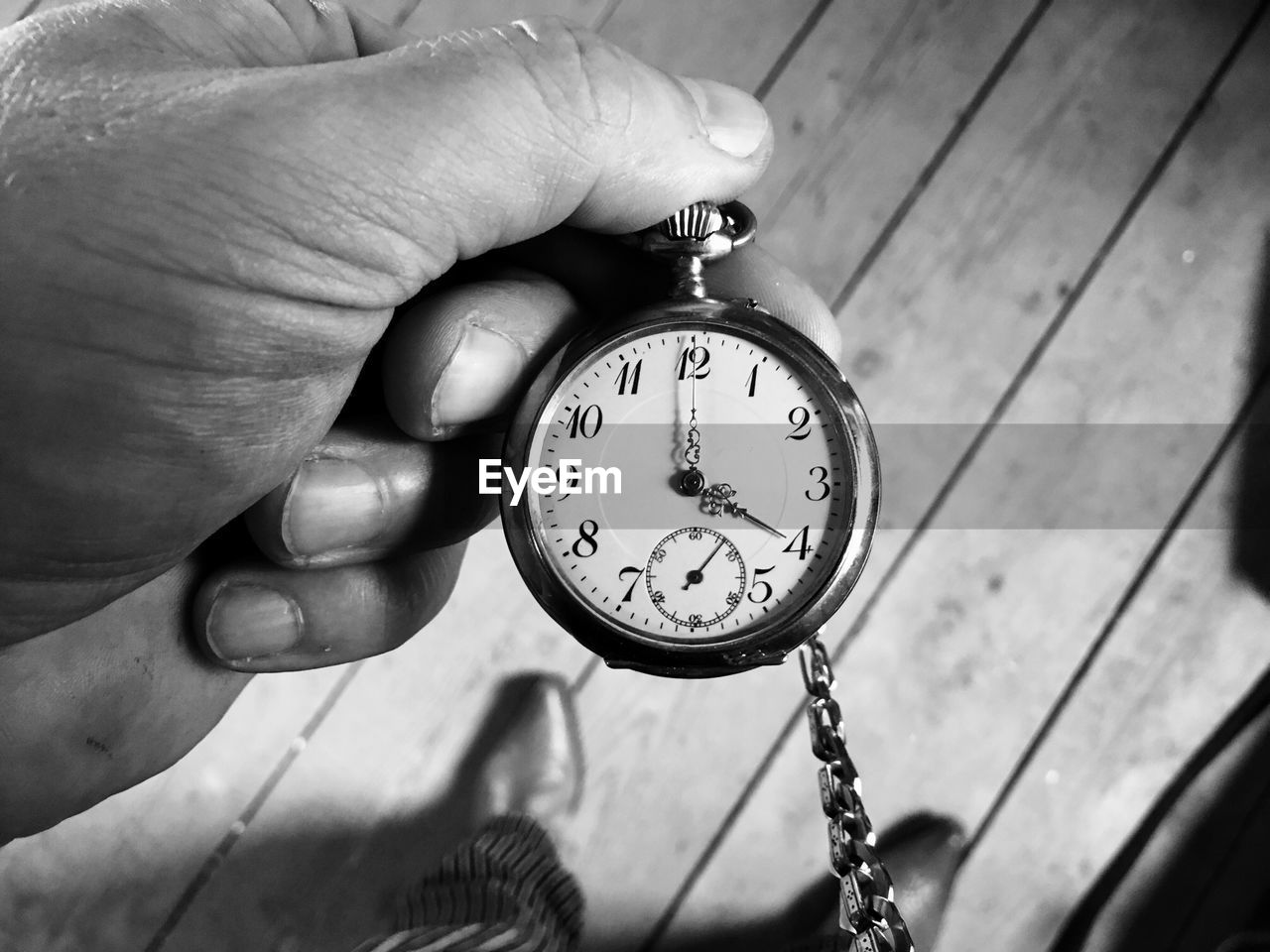 CLOSE-UP OF WOMAN HOLDING CLOCK