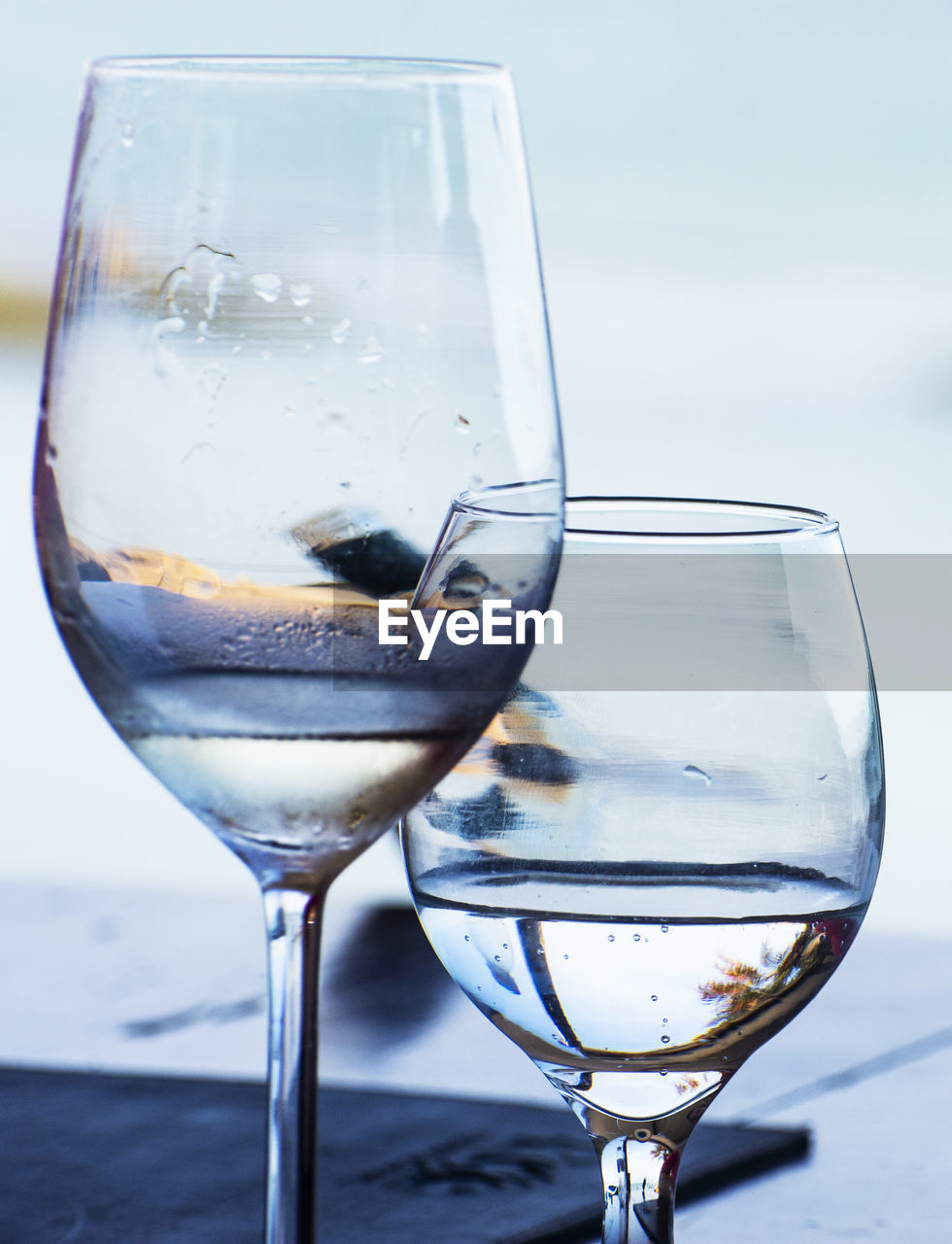 CLOSE-UP OF WINEGLASS ON TABLE