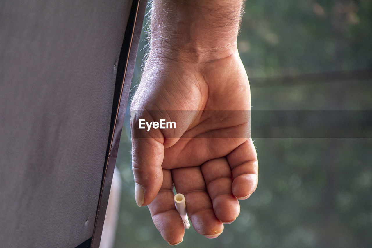 CLOSE-UP OF PERSON HOLDING HAND