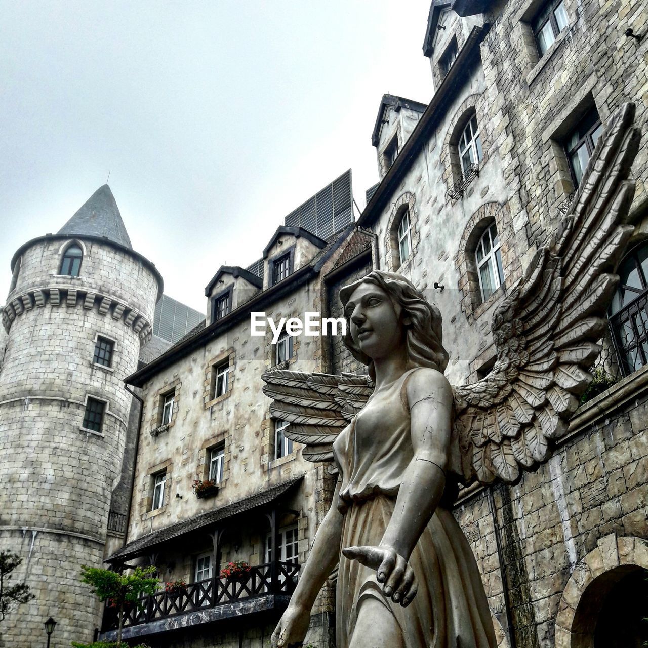 LOW ANGLE VIEW OF STATUE OUTSIDE BUILDING
