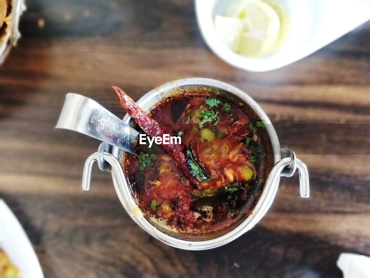 HIGH ANGLE VIEW OF FOOD IN BOWL ON TABLE