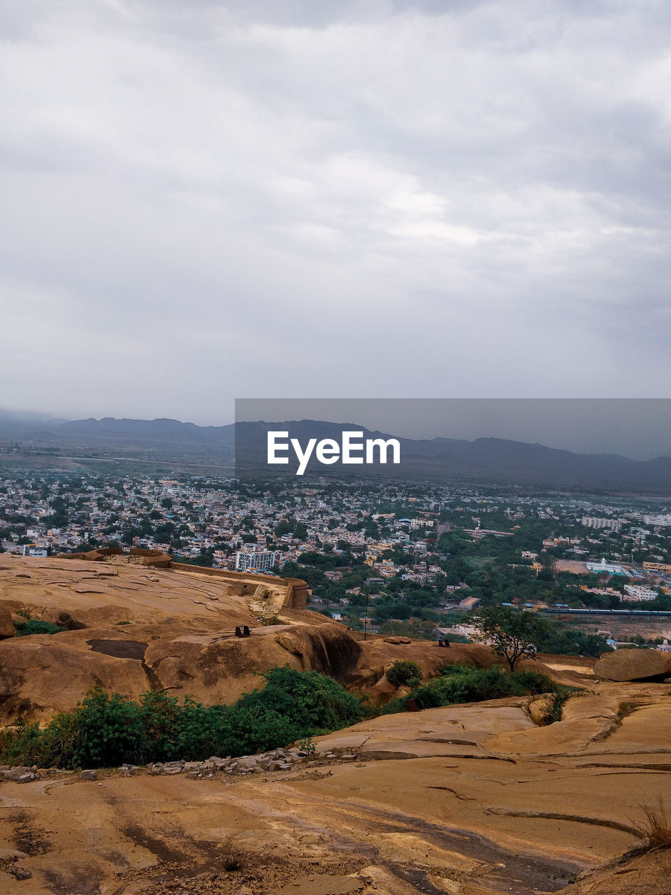 HIGH ANGLE VIEW OF TOWNSCAPE AGAINST SKY IN CITY