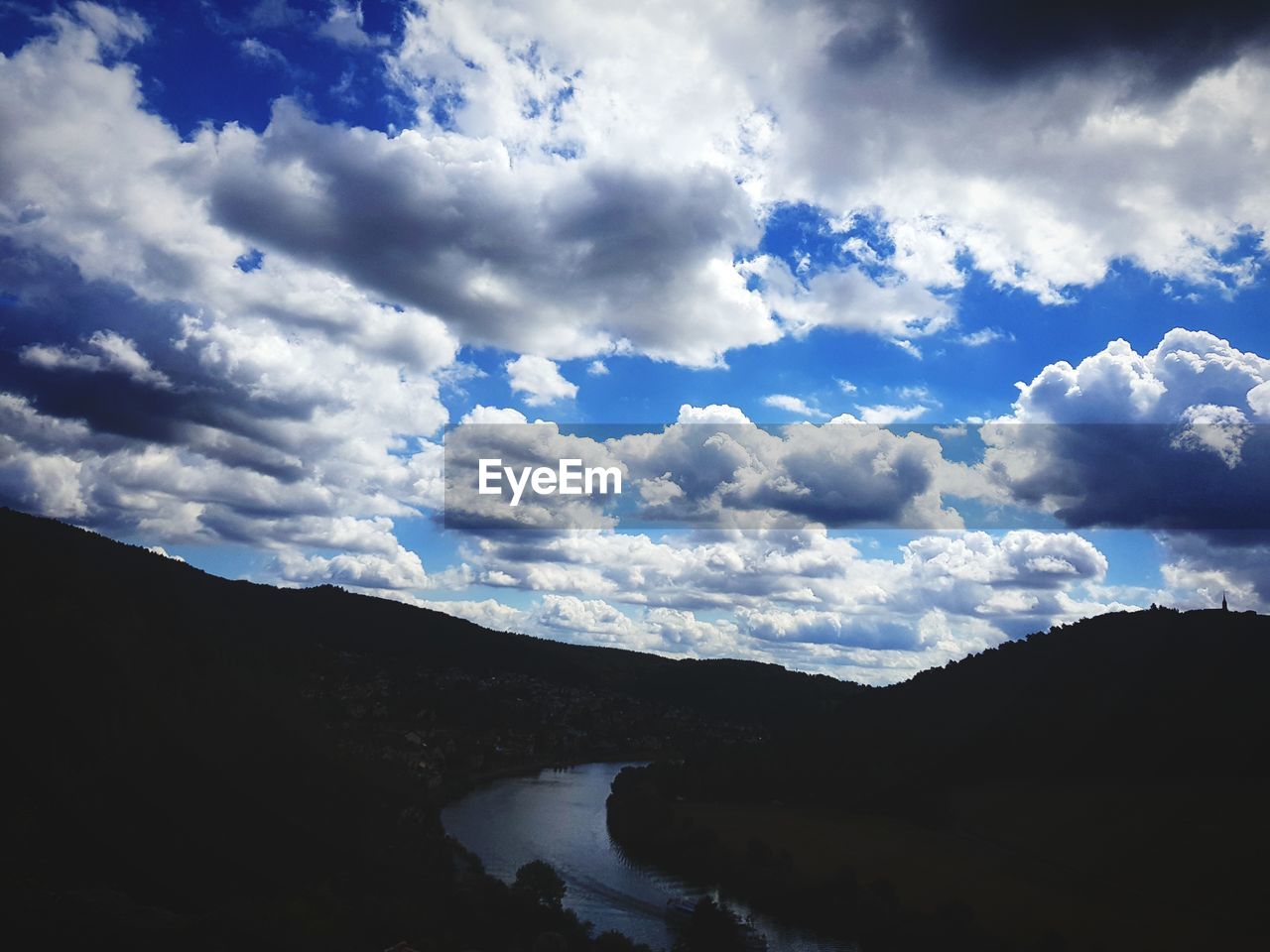 SCENIC VIEW OF RIVER AGAINST SKY