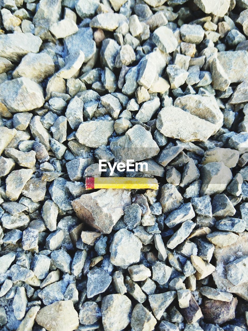 FULL FRAME SHOT OF PEBBLES ON PAVING STONE