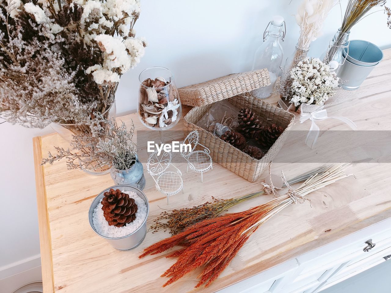 HIGH ANGLE VIEW OF PINE CONE ON TABLE AGAINST TREES