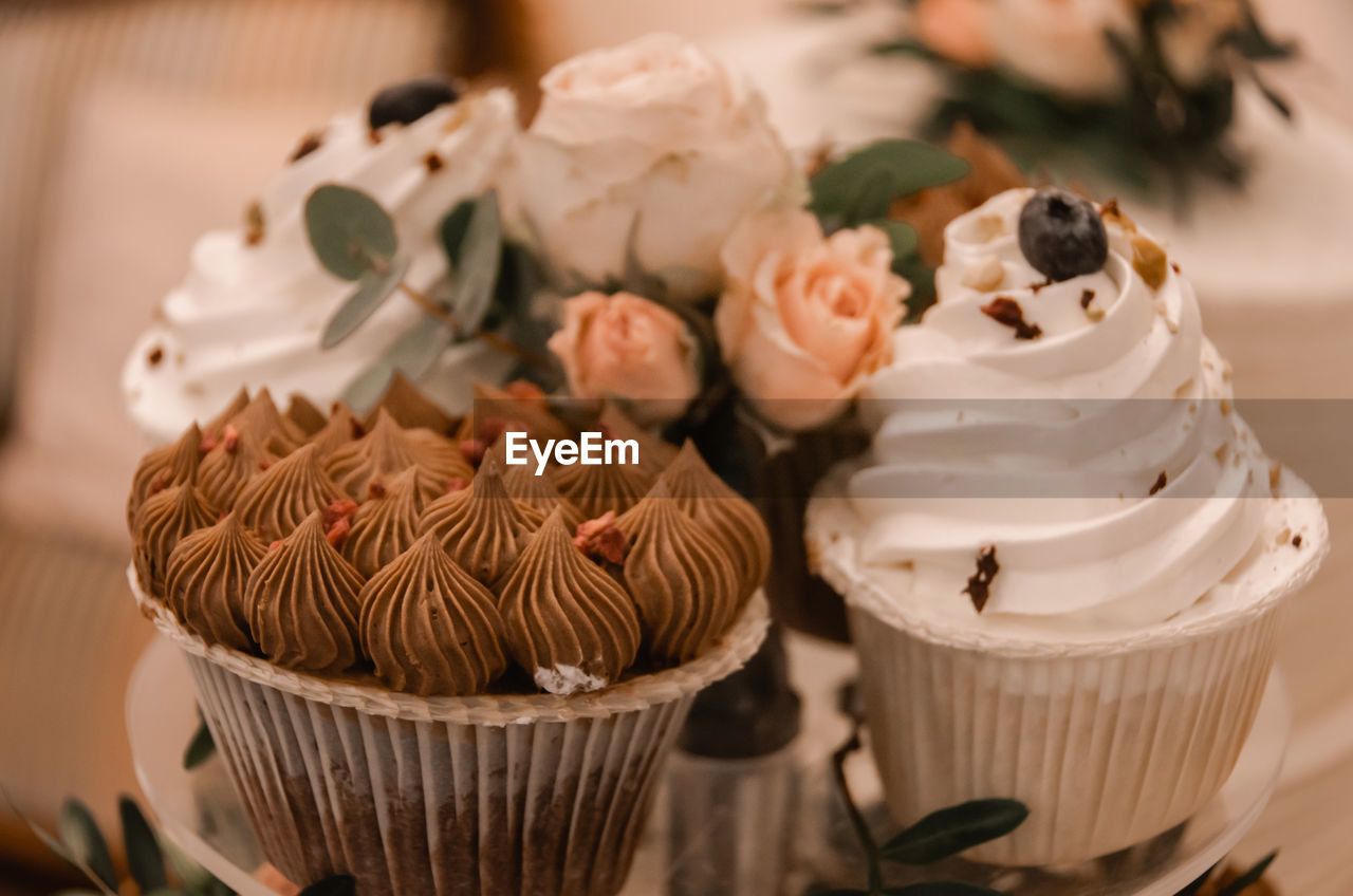 CLOSE-UP OF CUPCAKES WITH CHOCOLATE CAKE