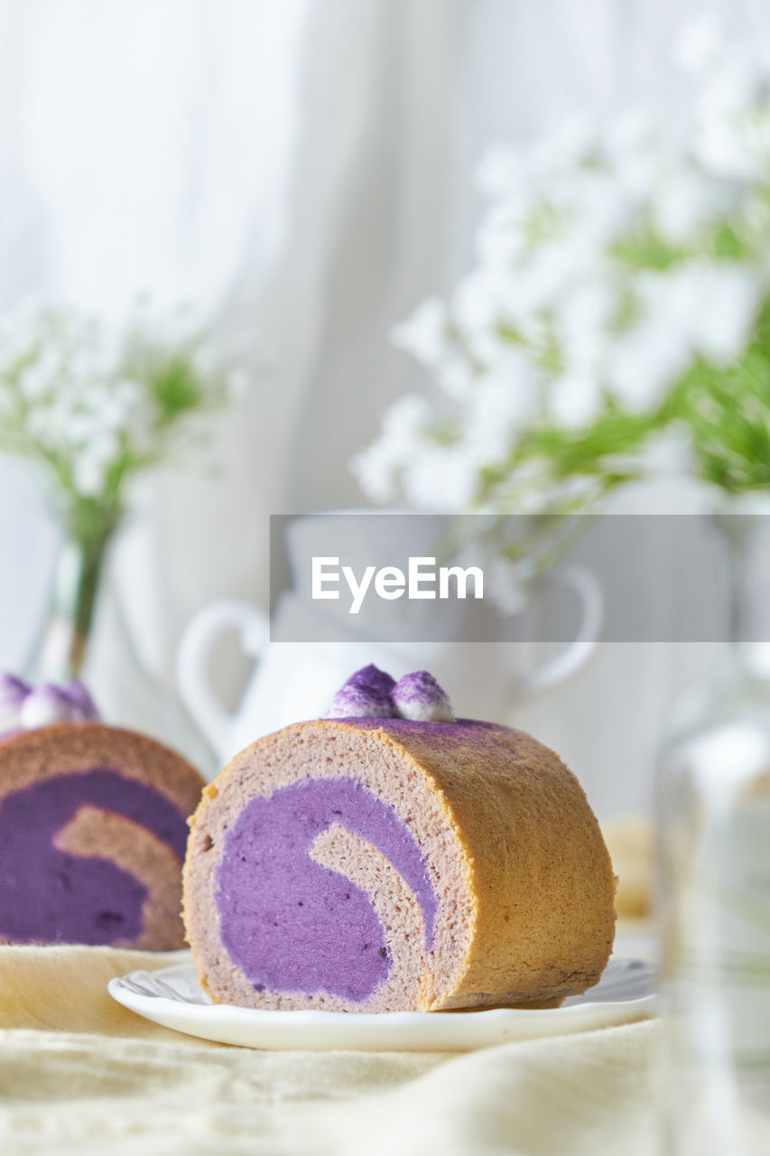 CLOSE-UP OF PURPLE CAKE ON PLATE