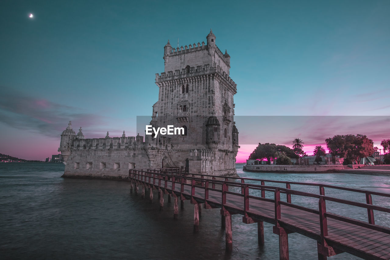 VIEW OF HISTORIC BUILDING AGAINST CLOUDY SKY