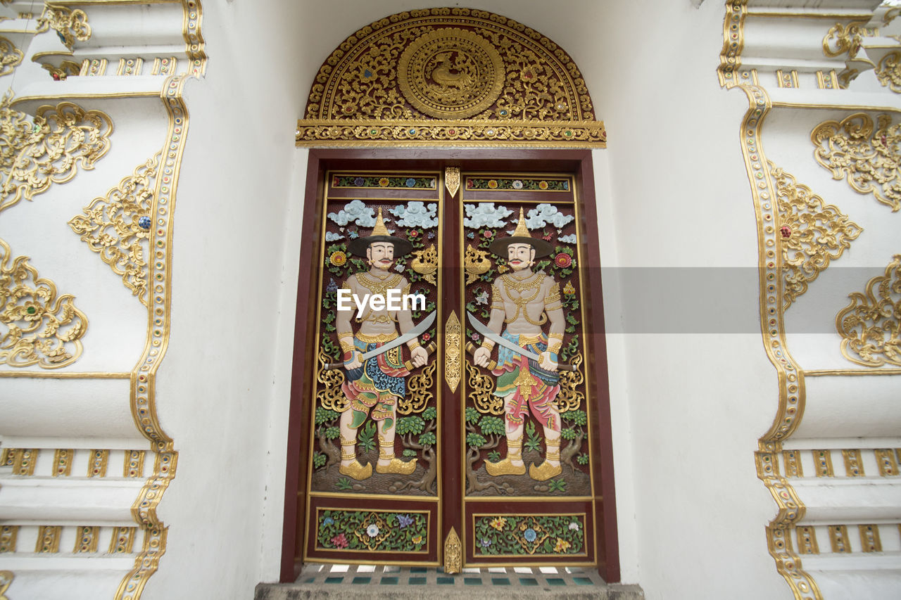 Artwork on door of wat chedi luang temple