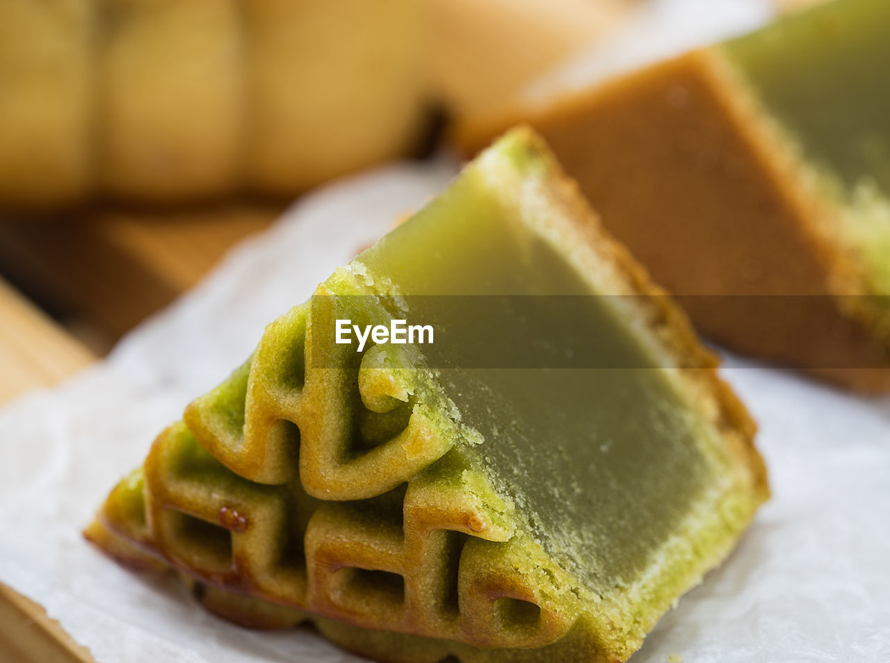 CLOSE-UP OF BREAD IN PLATE ON TRAY