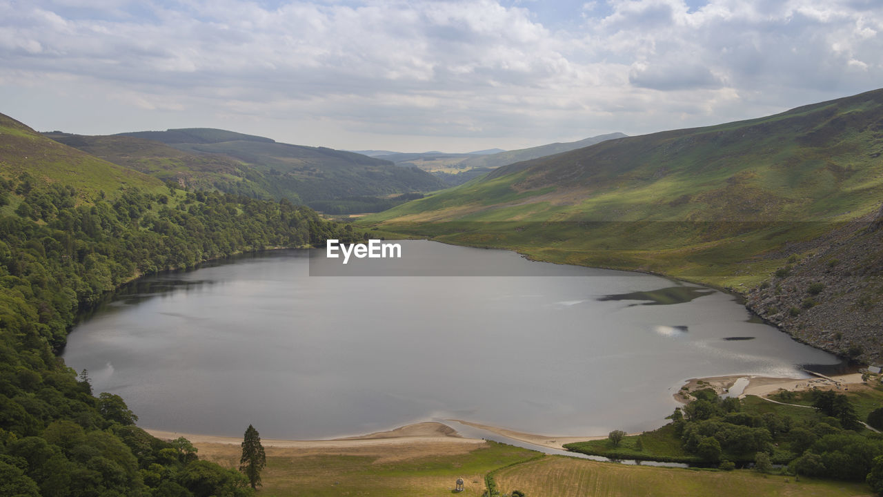 SCENIC VIEW OF LAKE AMIDST MOUNTAINS AGAINST SKY