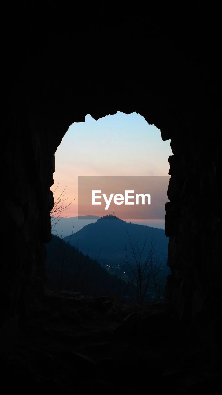 SCENIC VIEW OF SILHOUETTE MOUNTAIN AGAINST SKY DURING SUNSET