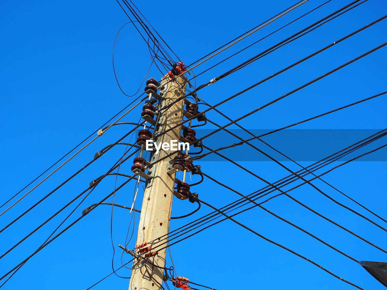 LOW ANGLE VIEW OF ROPES AGAINST CLEAR BLUE SKY