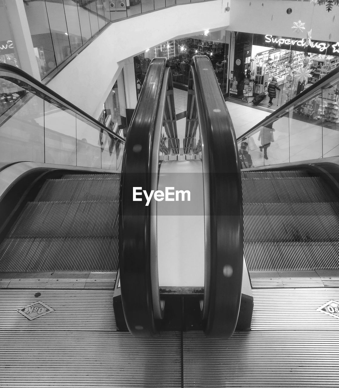 ESCALATOR IN AIRPORT